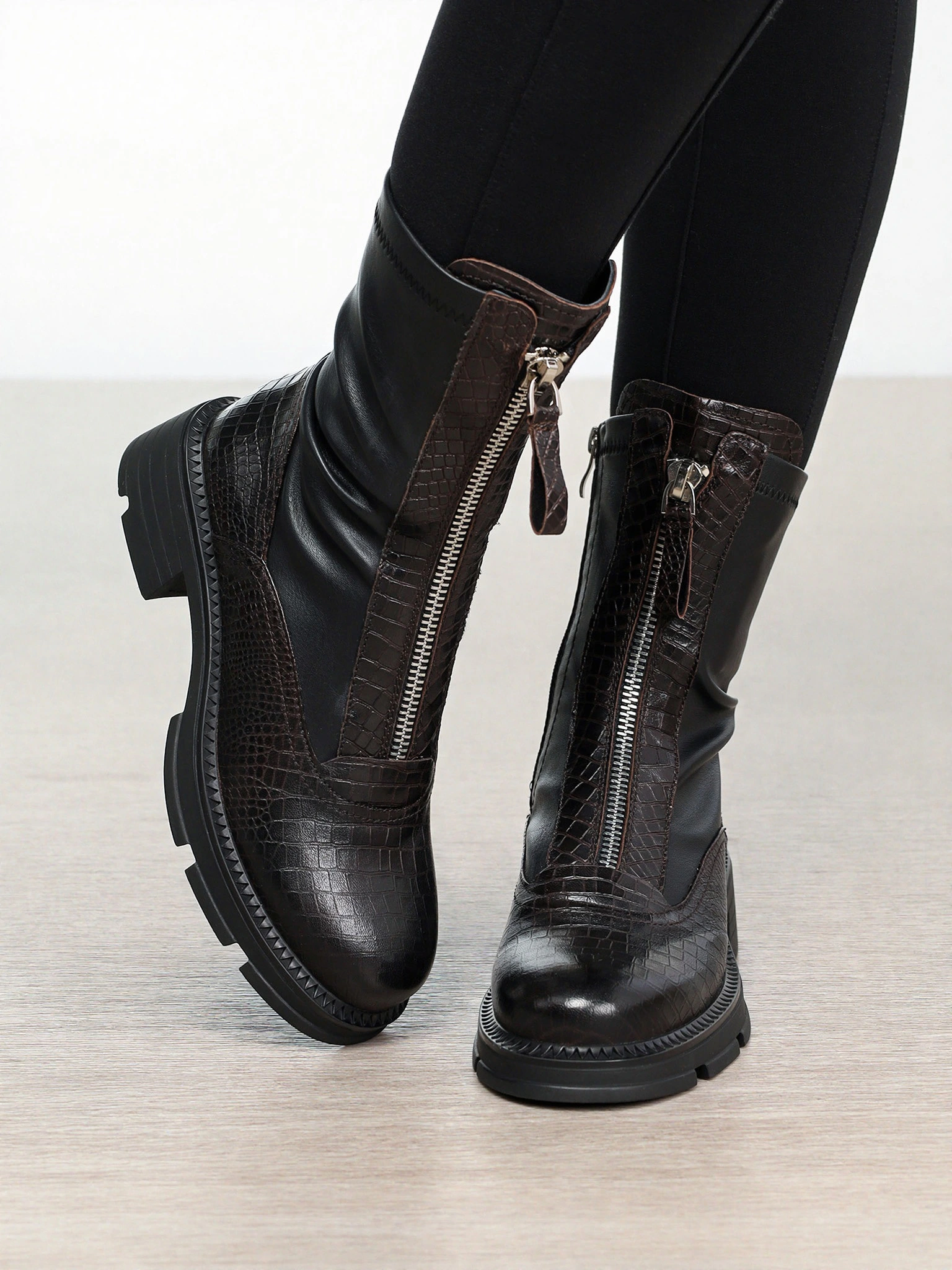 Ботинки черного цвета с декоративным замком на широком высоком каблуке